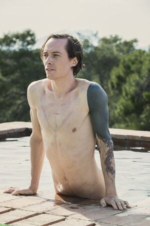 Ақ юбка мен қара колготки киген қыздар