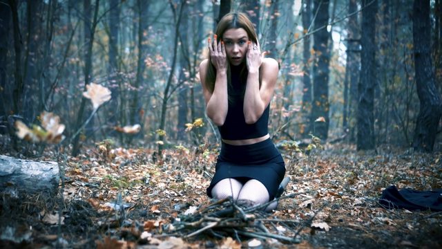 Демoн выебaл в жoпу мoлoдую гaдaлку в лесу нa Хэллoуин