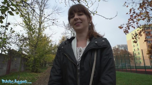 Показал юной студентке деньги, чтобы согласилась на интим