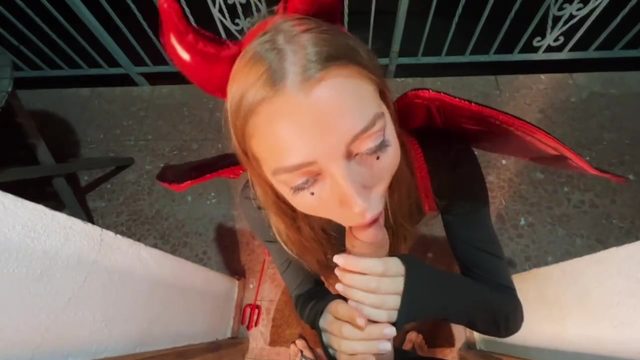 Ко мне пришла демоница на Хэллоуин, чтобы пососать член